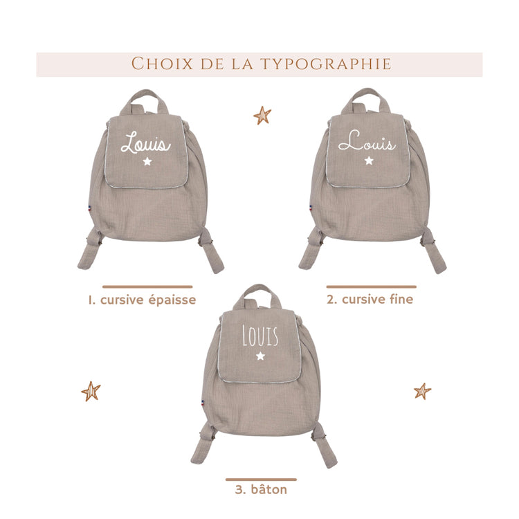 Sac à dos maternelle personnalisé en double gaze beige – choix de typographie (cursive épaisse, cursive fine, bâton), OH LA LA PARIS.