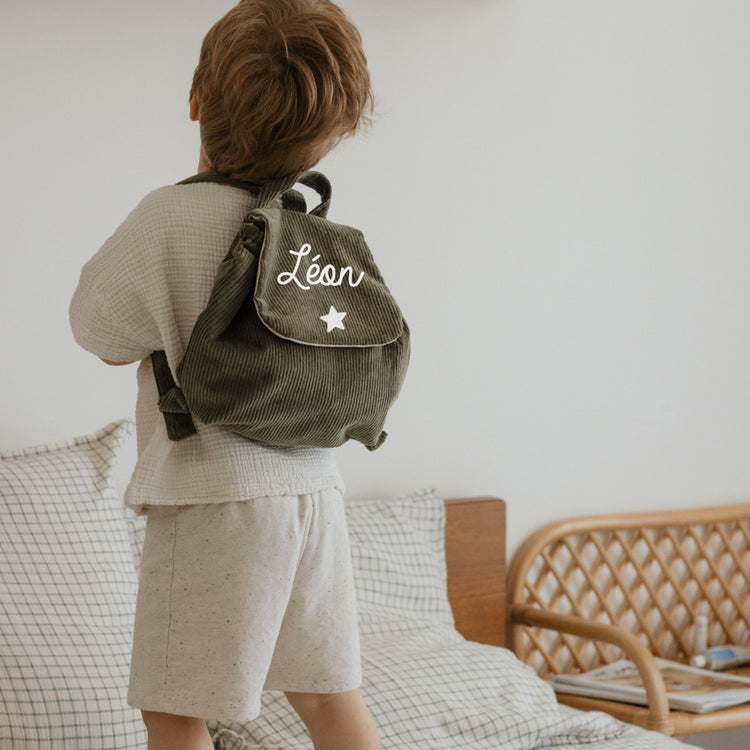 Sac à dos maternelle personnalisé velours cotele kaki porté dans le dos, motif étoile, bretelles réglables pour tout-petits.
