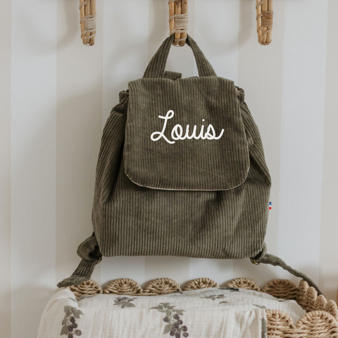 Sac à dos maternelle personnalisé velours cotele kaki, vue de face, fermeture scratch.