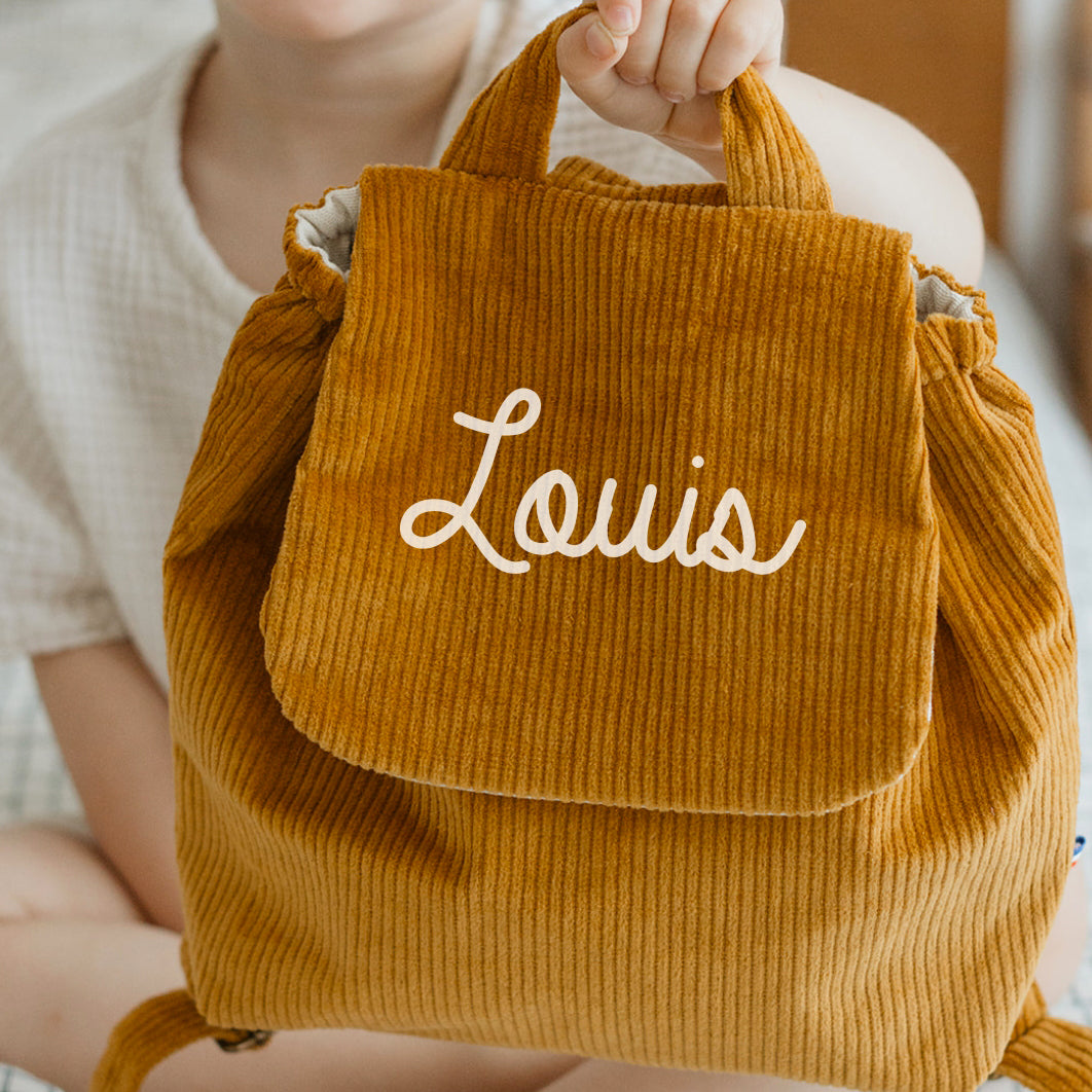 Sac à dos maternelle personnalisé en velours côtelé moutarde. Made in Fance