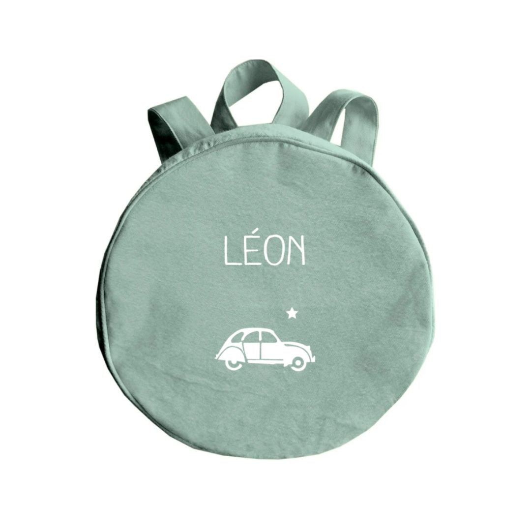 Sac à dos maternelle vert amande personnalisé avec le prénom Léon et une voiture