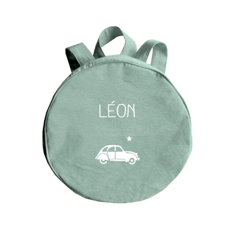 Sac à dos maternelle vert amande personnalisé avec le prénom Léon et une voiture
