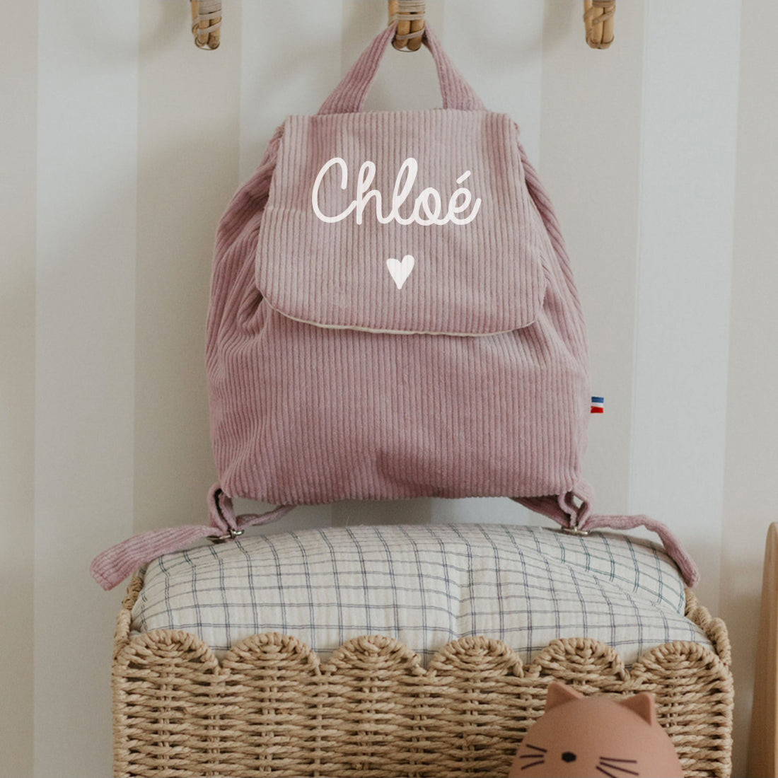 Sac à dos personnalisé en velours côtelé lila, motif cœur sous le prénom, idéal crèche et maternelle, fabrication française.