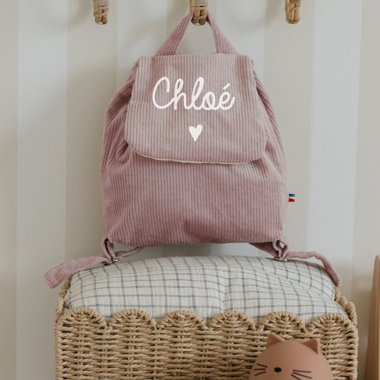 Sac à dos personnalisé en velours côtelé lila, motif cœur sous le prénom, idéal crèche et maternelle, fabrication française.