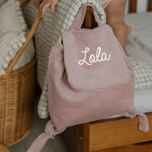 Sac à dos personnalisé en velours côtelé lila, sans motif, vue de face, léger et facile à manier.