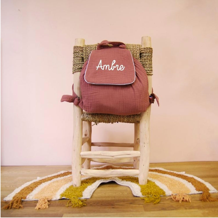 Sac à dos prénom maternelle vieux rose, ambiance chambre enfant, doux et rassurant.