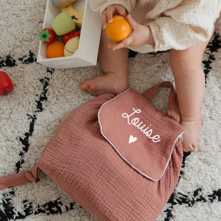 Sac à dos prénom maternelle vieux rose, cadeau personnalisé utile pour bébé.