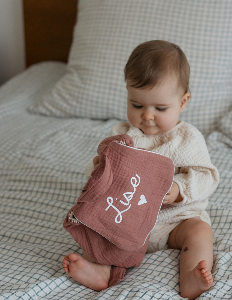 Sac à dos prénom maternelle vieux rose, confection française, qualité durable.