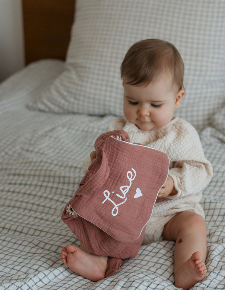 Sac à dos prénom maternelle vieux rose, confection française, qualité durable.