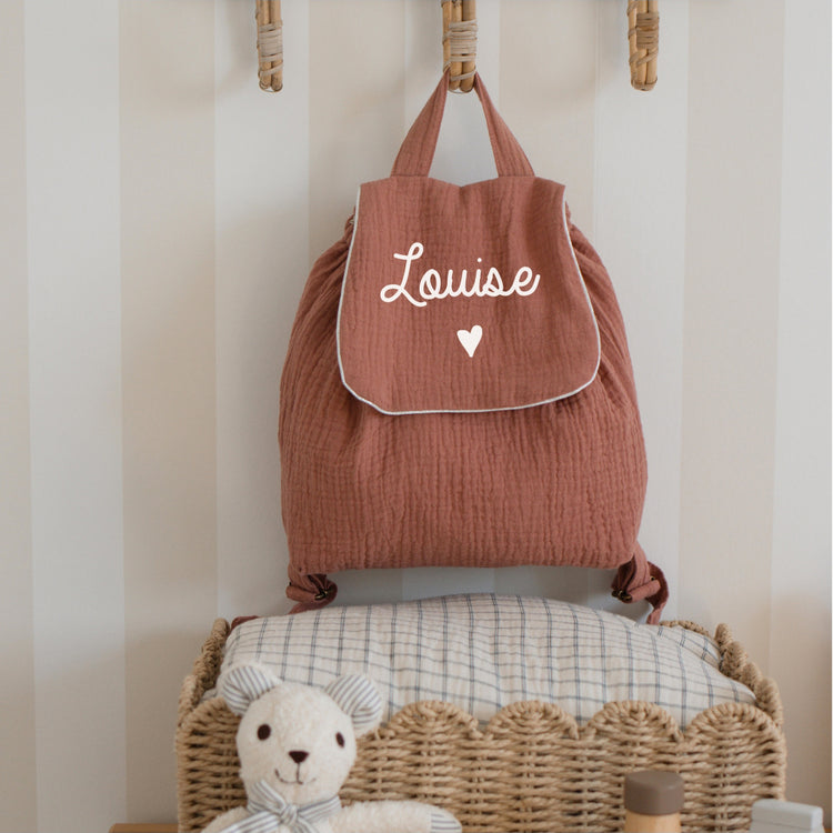Sac à dos prénom maternelle vieux rose, motif cœur sous le prénom, cadeau Noël bébé.