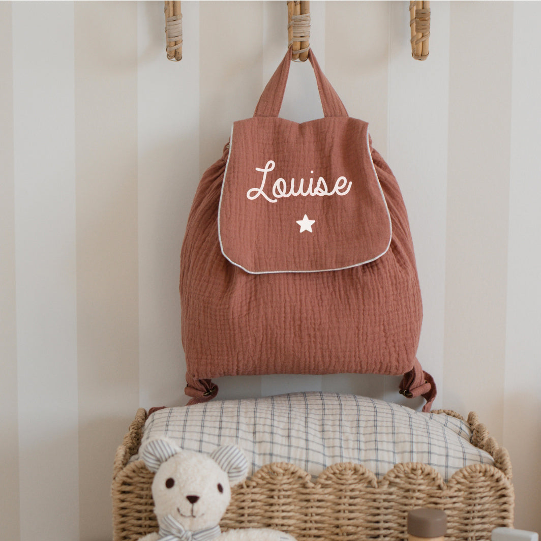 Sac à dos prénom maternelle vieux rose, motif étoile sous le prénom, idée cadeau naissance.