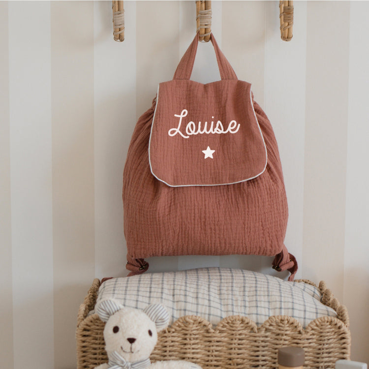 Sac à dos prénom maternelle vieux rose, motif étoile sous le prénom, idée cadeau naissance.