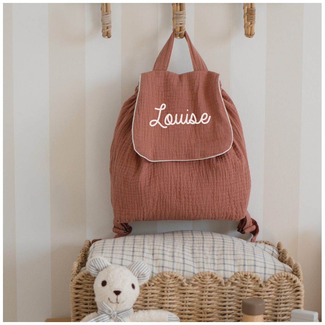 Sac à dos prénom maternelle vieux rose, personnalisation sans motif, style épuré.