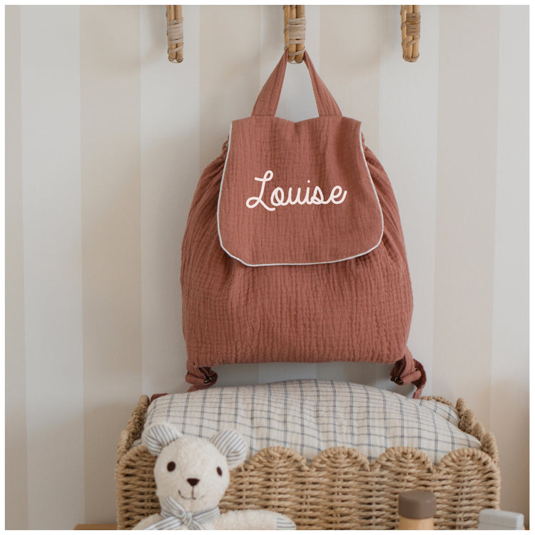 Sac à dos prénom maternelle vieux rose, personnalisation sans motif, style épuré.