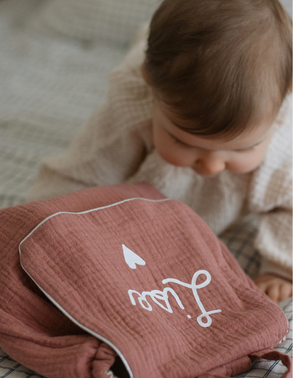 Sac à dos prénom maternelle vieux rose porté par un enfant, format idéal crèche.