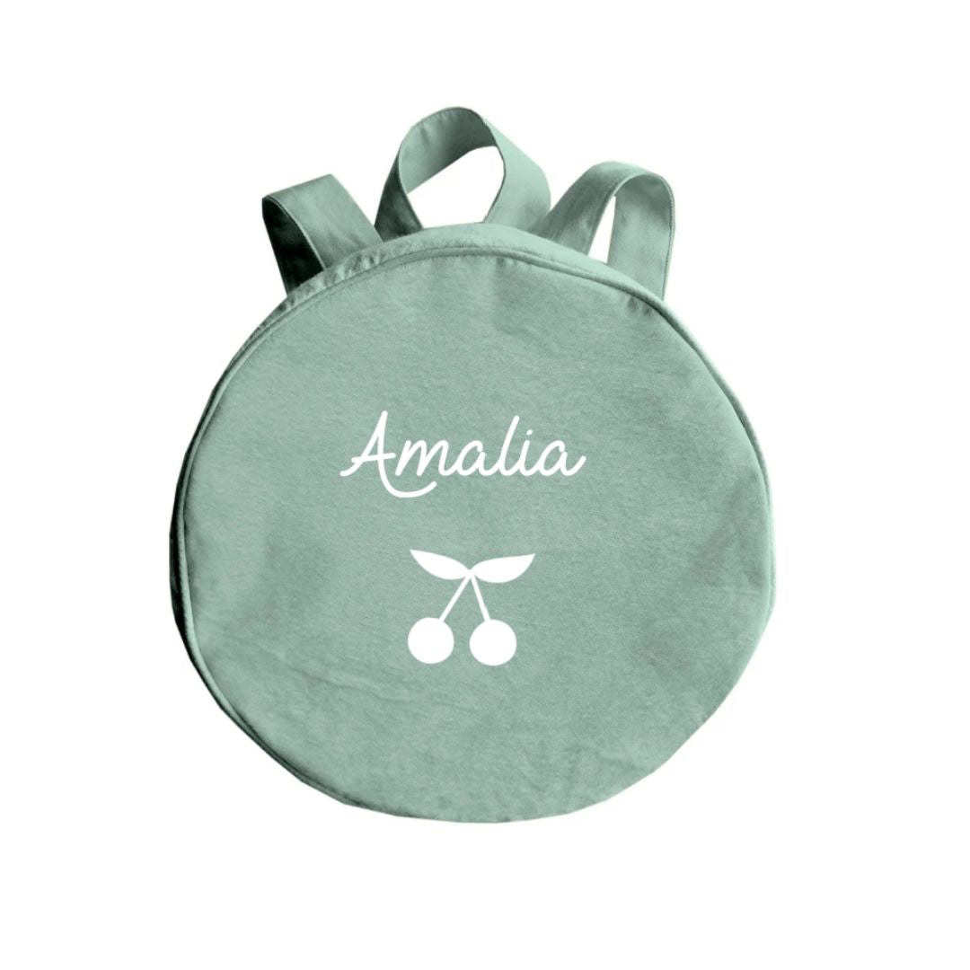 Sac à dos vert amande personnalisé avec le prénom Amalia et un motif cerises