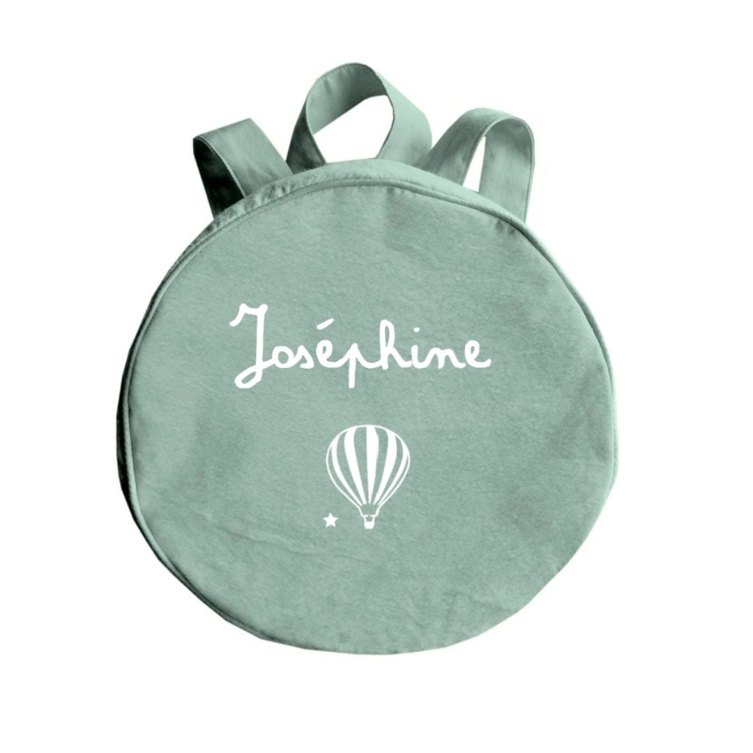 Sac à dos vert amande personnalisé avec le prénom Joséphine et une montgolfière