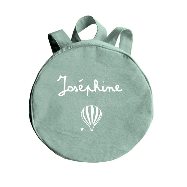 Sac à dos vert amande personnalisé avec le prénom Joséphine et une montgolfière