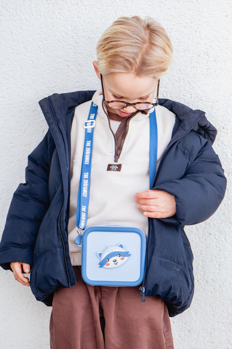Enfant portant le sac Raton laveur bleu The Zoo Family en bandoulière, avec sangle réglable et motif animalier