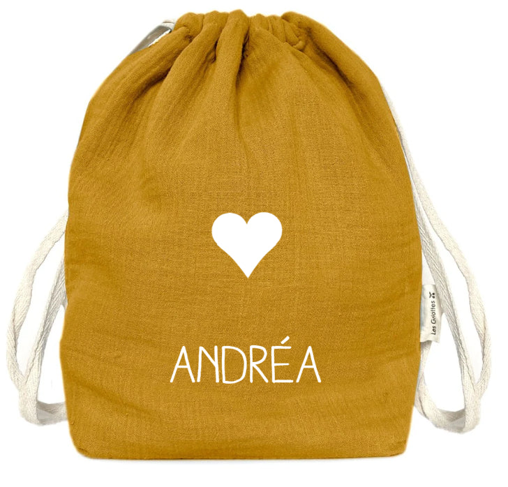 Sac bébé en gaze de coton moutarde personnalisé avec le prénom Andréa et un cœur