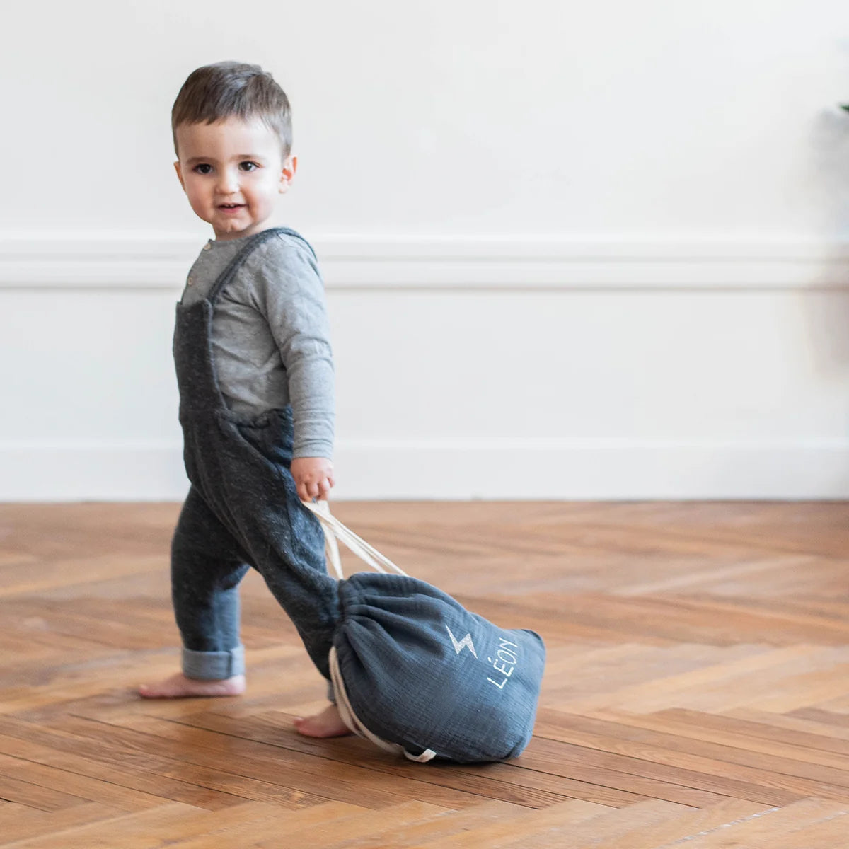 Premier sac à dos bébé bleu personnalisé au prénom Léon avec motif éclair