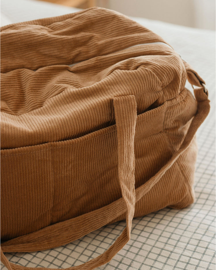 Sac de voyage bébé personnalisé, look automne-hiver, teinte marron clair tendance.