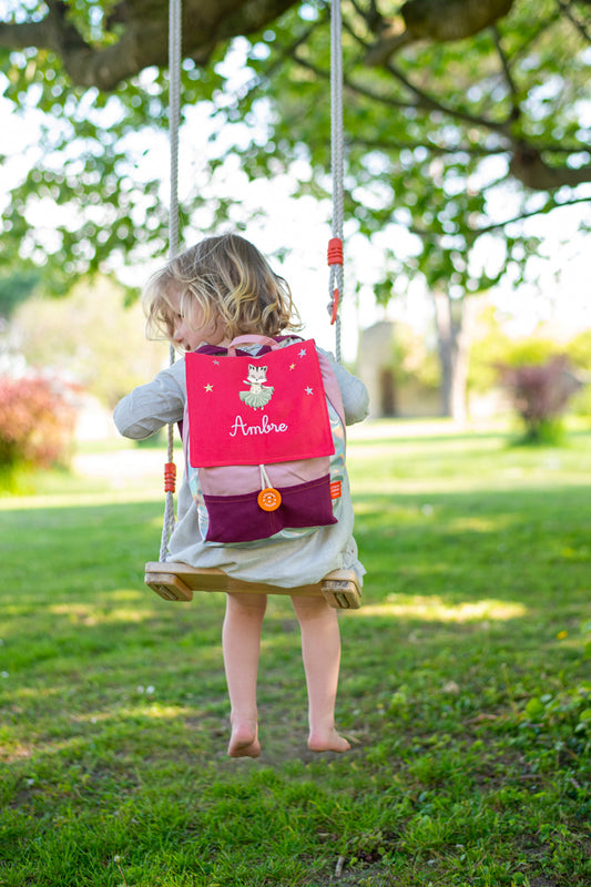 Sac à dos maternelle danseuse Ambre, scène balançoire jardin, première rentrée