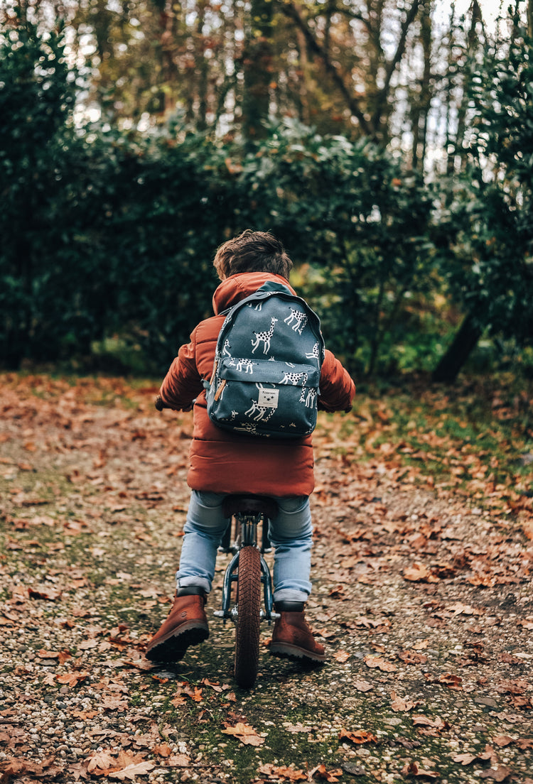 Sac à dos pour enfant, idéal pour la rentrée scolaire, les activités périscolaires ou encore les sorties comme ici pour une balade en vélo en forêt. Sac à dos écoresponsable.