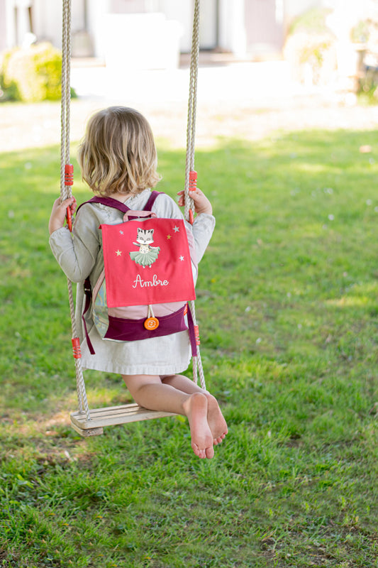 Petite fille portant sac à dos danseuse personnalisé, rentrée maternelle en douceur
