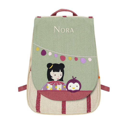Sac à dos vert pastel personnalisable avec le prénom de l'enfant. Fillette brune et petit pingouin rigolo violet. Qualité française.