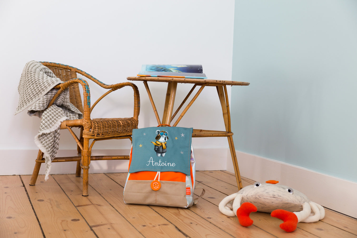 Sac Koalaviateur brodé posé dans une chambre d’enfant, rangement rentrée
