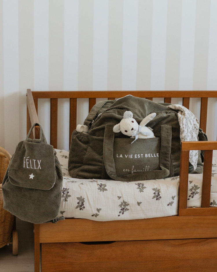Sac à langer en velours côtelé vert kaki, personnalisé au prénom de l'enfant. Idée cadeau de naissance pratique et utile. Oh La La Paris.