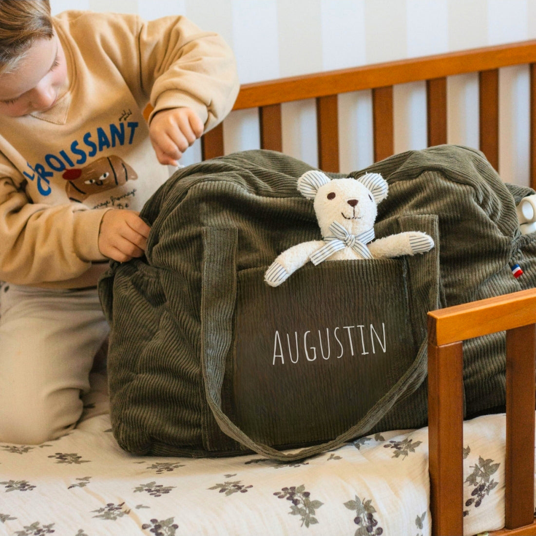 Sac à langer en velours kaki, personnalisé prénom. Cadeau de naissance pratique, tendance. 