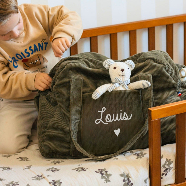 Sac à langer en velours kaki, personnalisé au prénom de l'enfant. Avec motif coeur. 