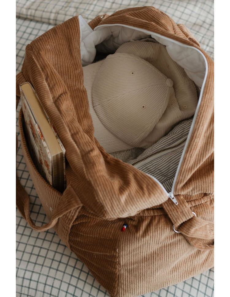 Sac à langer en velours côtelé, utile et pratique avec plusieurs poches intérieures et extérieures. Fabriqué en France.