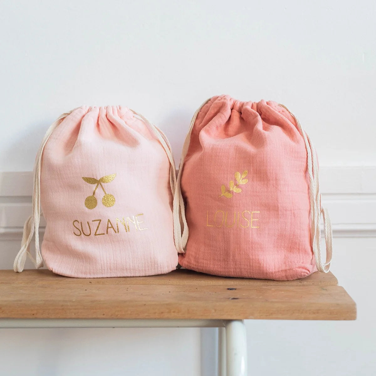 Sacs bébé personnalisés Les Griottes en rose poudré et rose avec flocage doré