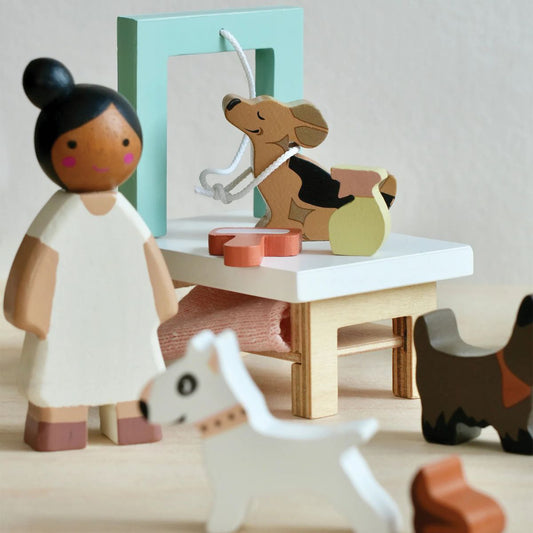 chien jouet en bois avec accessoires de toilettage pour jeu vétérinaire enfant