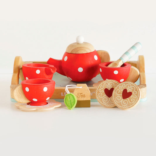 Service à thé en bois composé de 12 pièces : 3 tasses  et soucoupes, 1 cuillère, 1 théière, 1 sachet de thé, 2 biscuits et 1 plateau en bois. 