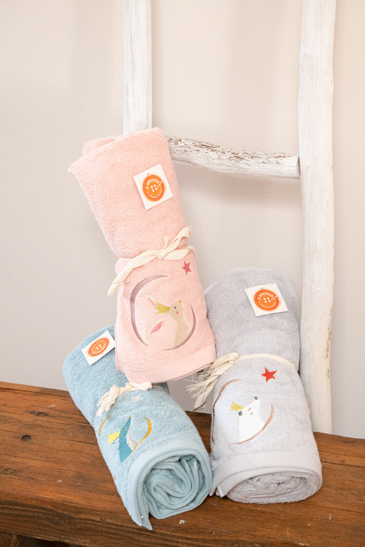 Serviette enfant rose en éponge épaisse 450 g/m² avec broderie prénom