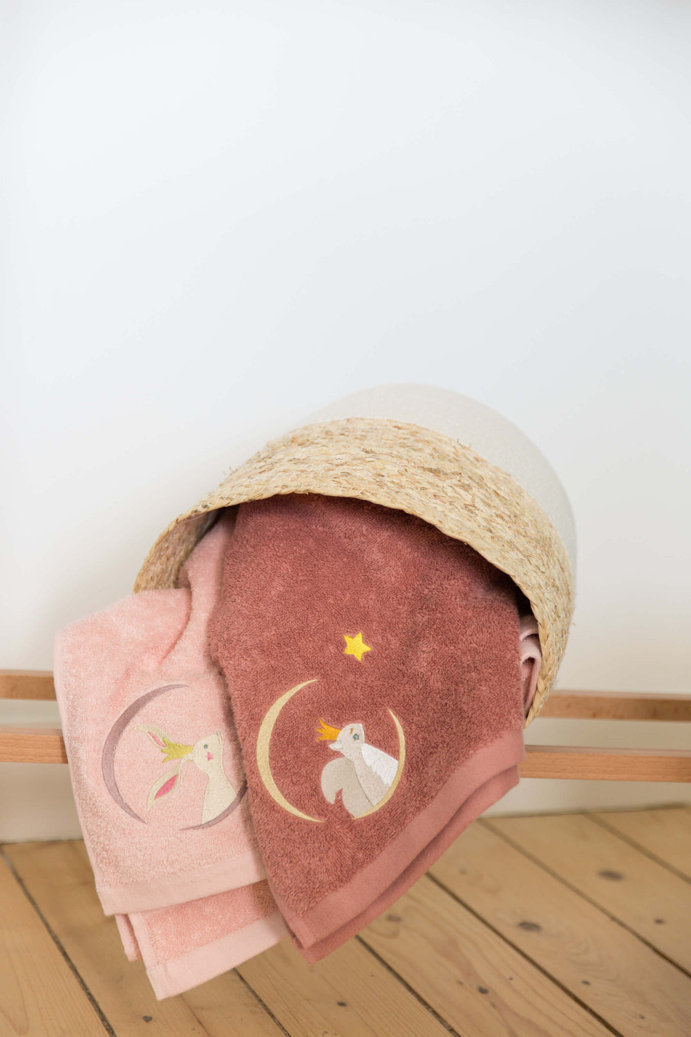 Serviette rose brodée prénom pour enfant, douce et absorbante. Idée cadeau personnalisée petite fille.