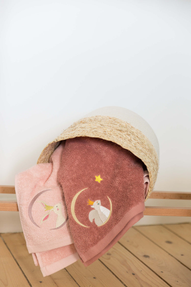 Serviette rose brodée prénom pour enfant, douce et absorbante. Idée cadeau personnalisée petite fille.