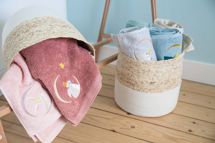 Serviette bébé rose personnalisée au prénom en éponge Oeko-Tex