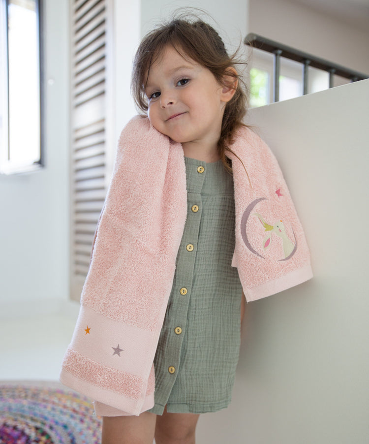 Serviette personnalisée pour petite fille, grand format 70x140 cm. Motif lapin, couleur rose poudrée.