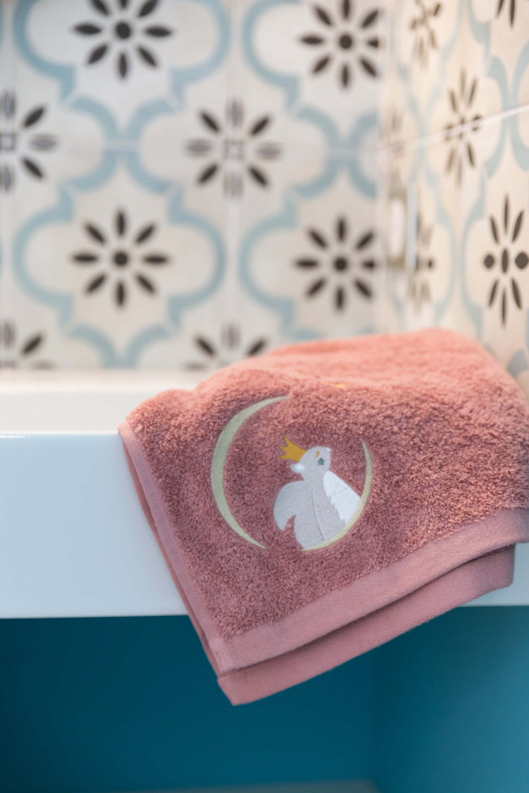 Linge de bain enfant personnalisé avec prénom brodé en France. Baignoire.