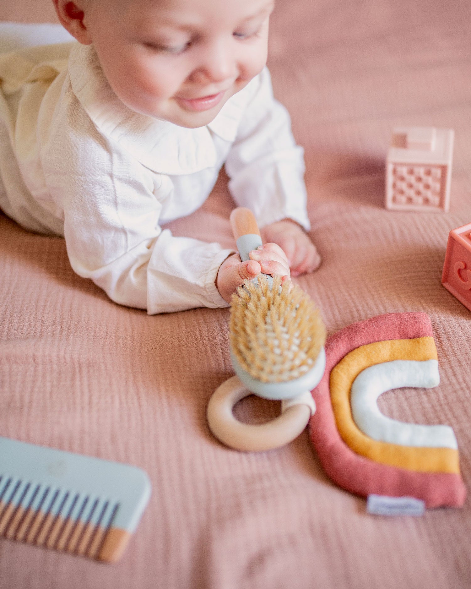 Promo Set coiffure bébé/enfant peigne et brosse chez Maxi Bazar