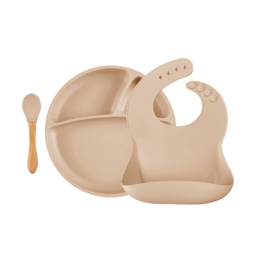 Coffret repas pour bébé et enfants dès 6 mois en silicone alimentaire. Marque Minikoioi. Cuillère bambou et silicone, assiette compartimentée, bavoir silicone. Coloris mixte nude. 