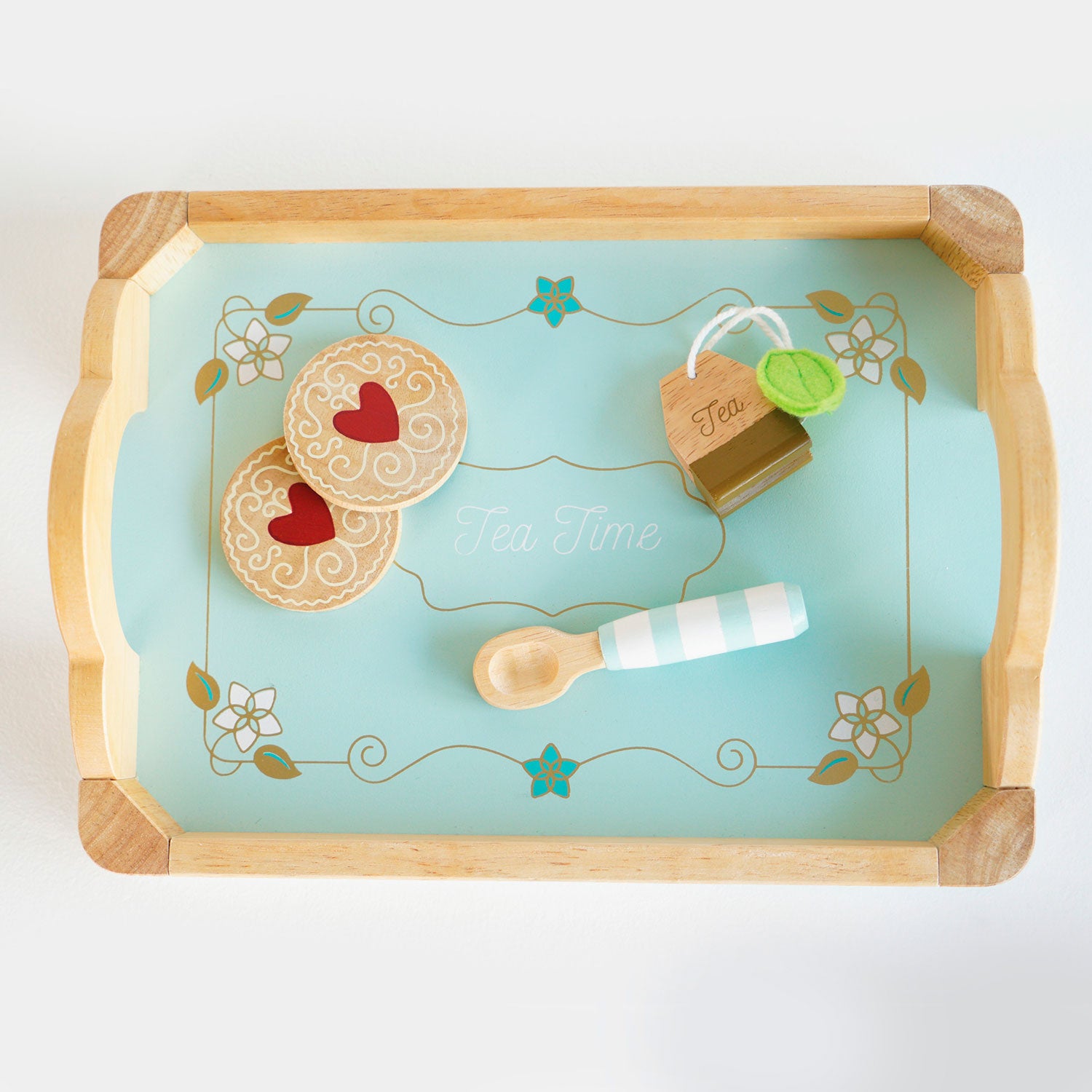 Set thé en bois, dinette pour enfant de 2 ans et plus. Plateau vintage, bois naturel et bleu pastel, dessin et inscriptions dorées et blanches.