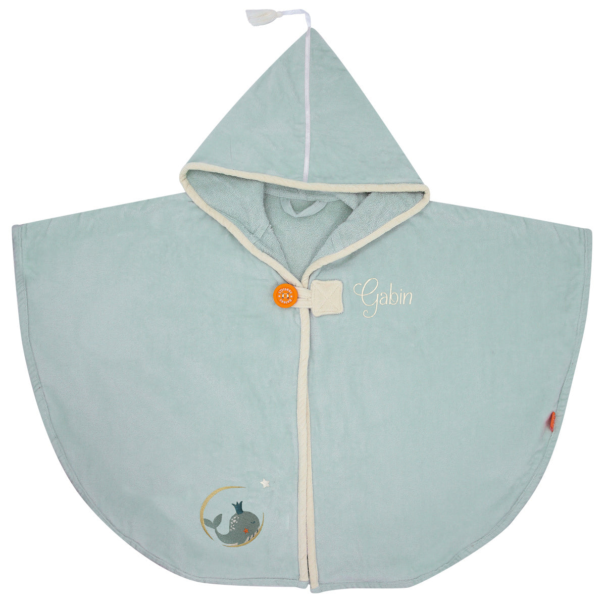 Sortie de bain bébé fille en éponge Oeko-Tex, cape personnalisée au prénom brodé en France. Couleur bleu pastel, motif baleine.