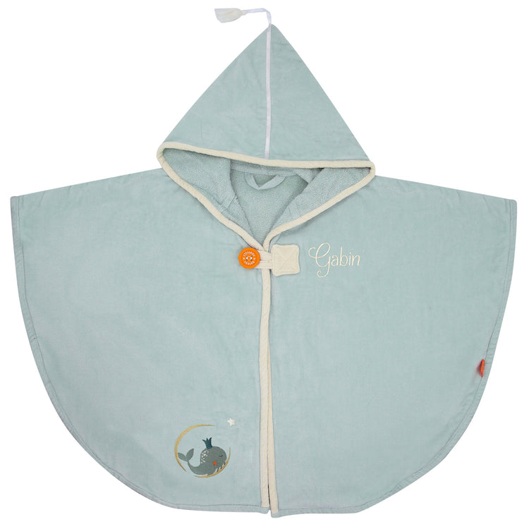 Sortie de bain bébé fille en éponge Oeko-Tex, cape personnalisée au prénom brodé en France. Couleur bleu pastel, motif baleine.