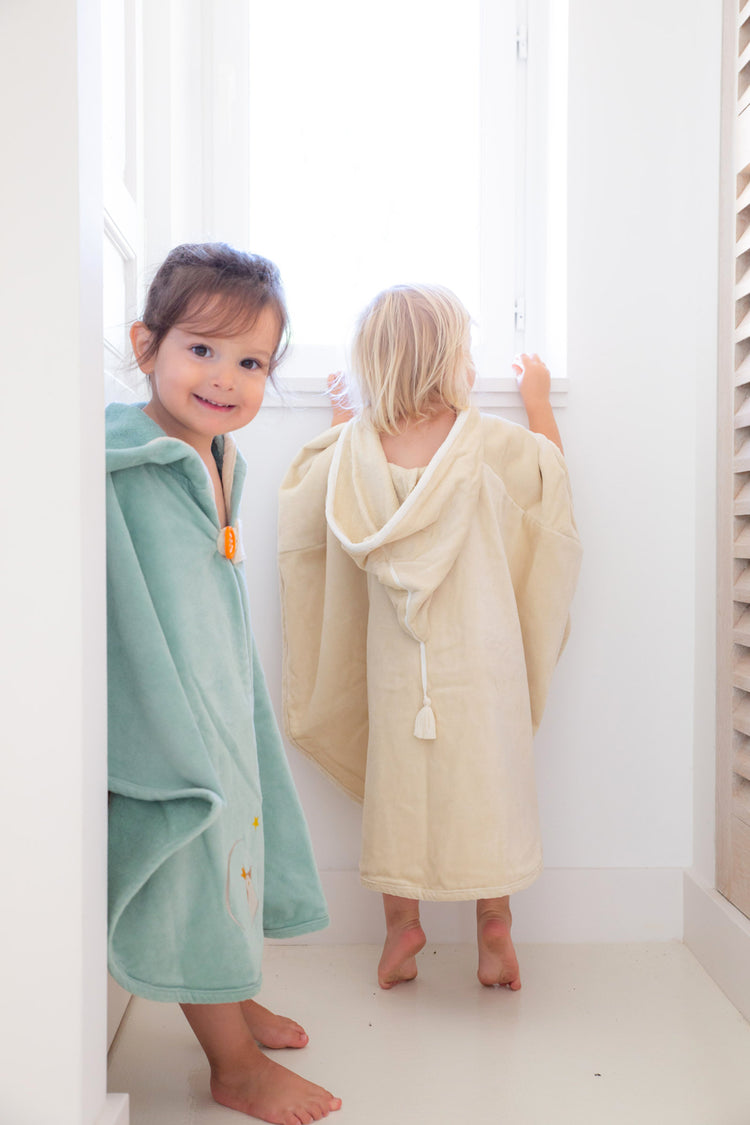 Sortie de bain bébé fille en éponge Oeko-Tex, cape personnalisée au prénom brodé en France. Douce, absorbante et facile d’entretien. Idée cadeau originale et utile.